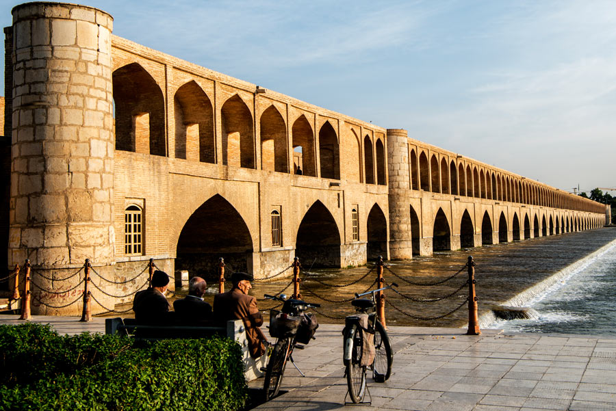 Isfahan - Iran Die 33-Bogen-Brücke, die Si-o-se Pol, gilt als architektonisches Meisterwerk und Wahrzeichen von Isfahan.