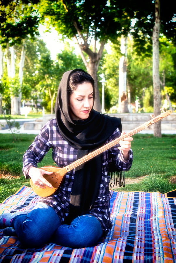 Isfahan - Iran Iranerin mit einer Setar, einem traditionellen persischen Musikinstrument.
