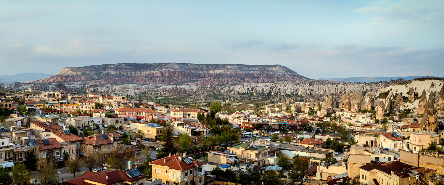 Panoramablick über die Stadt Göreme, Zentrum Kappadokiens - Türkei
